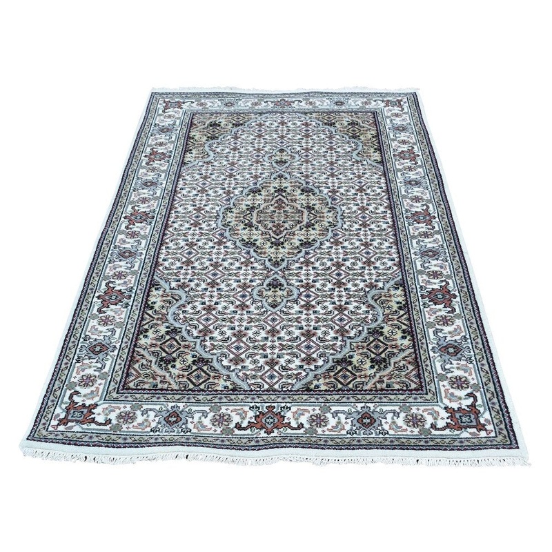 Shahbanu Rugs Hand-Knotted Tabriz Mahi Medallion Design Wool And Silk Rug (3'0" x 5'0") - 3'0" x 5'0"
